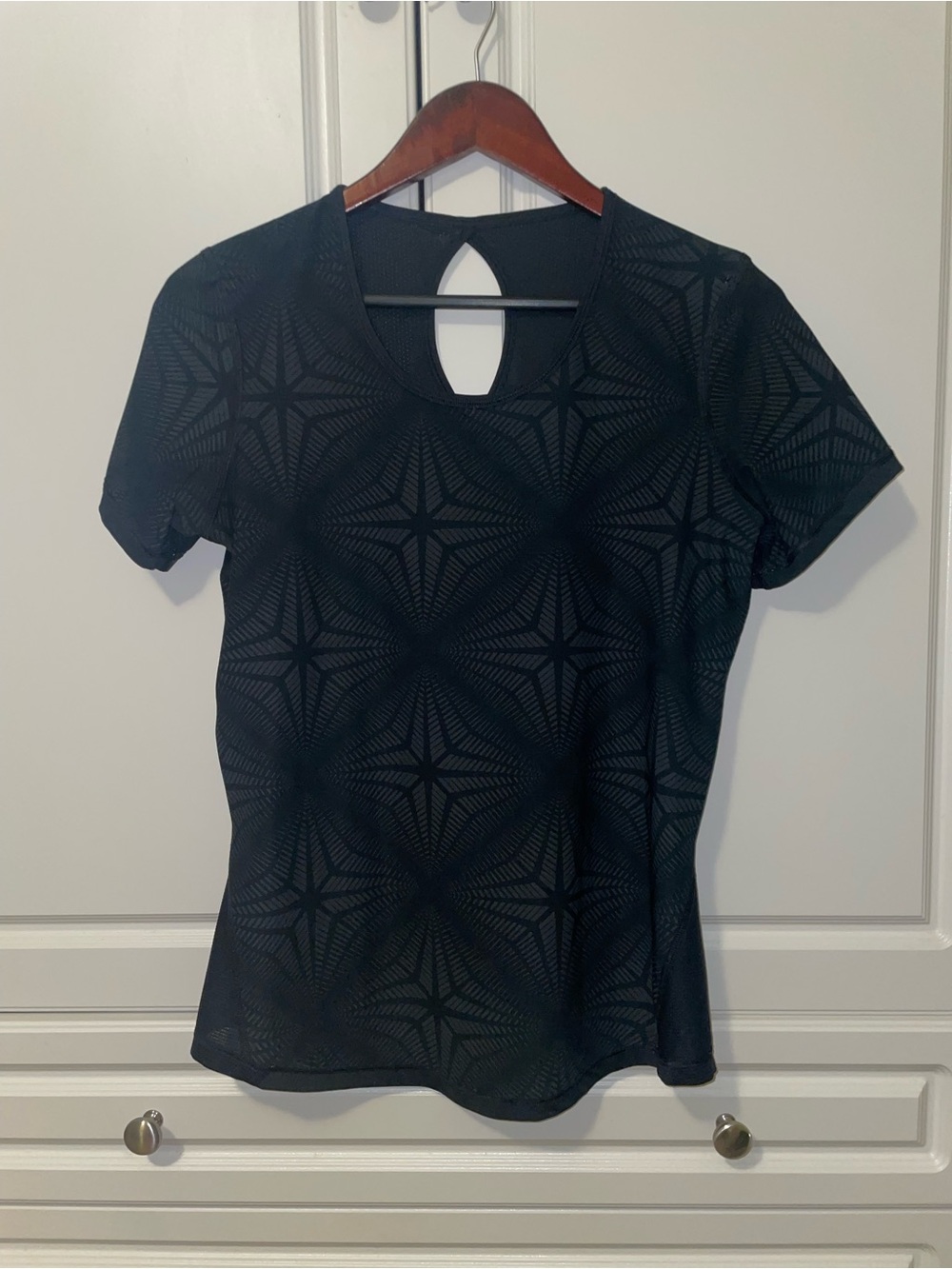 Under Armour Black Reversible “Diamond” Geometric Keyhole Women Active Tee